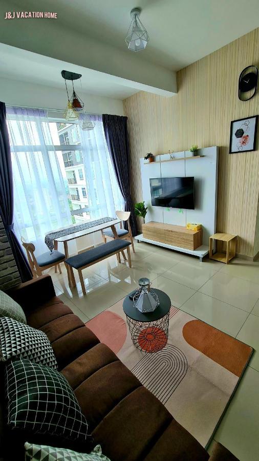 J&J Vacation Home@Novo8 Residence Kampong Tambak Exterior photo