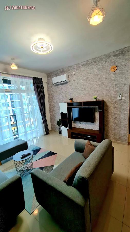 J&J Vacation Home@Novo8 Residence Kampong Tambak Exterior photo